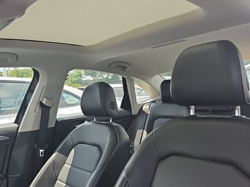 Used 2022 Volkswagen Jetta SE w/ Panoramic Sunroof Package FWD image 3