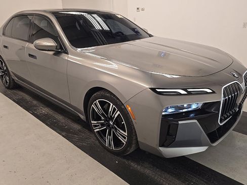 Used 2023 BMW i7 xDrive60 AWD/4WD image 2