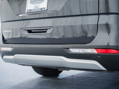 Used 2024 Kia Carnival LX image 17