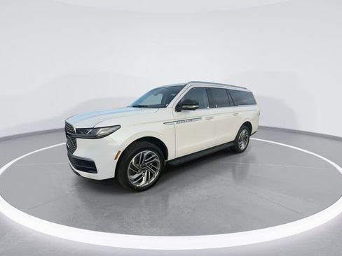New 2026 Lincoln Navigator L Premier AWD/4WD image 4