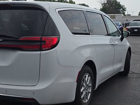 Used 2023 Chrysler Pacifica Touring-L FWD image 60