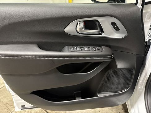 New 2026 Chrysler Pacifica Limited image 22
