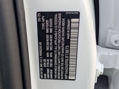 Certified 2025 Porsche Macan AWD/4WD image 30
