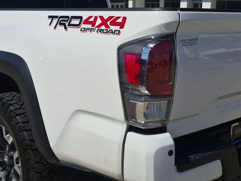 Used 2022 Toyota Tacoma TRD Off-Road w/ TRD Premium Off Road Package AWD/4WD image 13