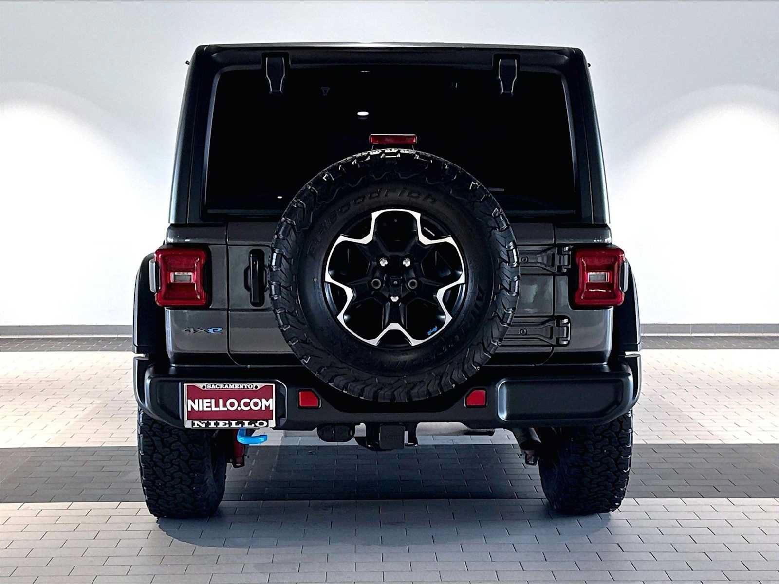 Used 2023 Jeep Wrangler Unlimited Rubicon 4xe w/ Cold Weather Group AWD/4WD image 9