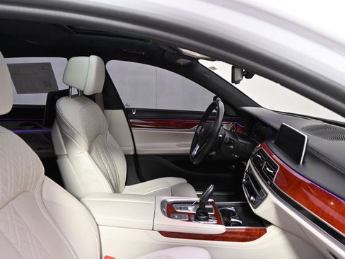 Used 2022 BMW ALPINA B7 xDrive w/ Luxury Rear Seating Package image 16