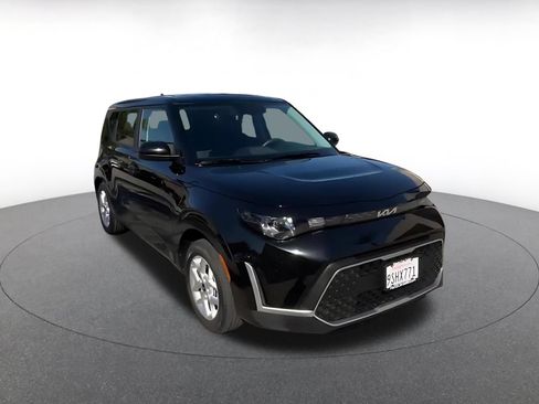 Used 2025 Kia Soul LX w/ LX Technology Package FWD image 3