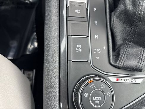 Used 2018 Volkswagen Tiguan SEL AWD/4WD image 30