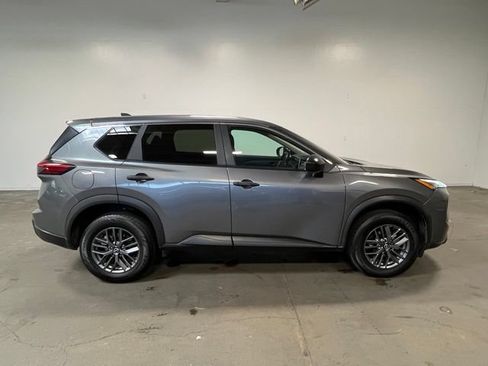 Used 2024 Nissan Rogue S AWD/4WD image 2
