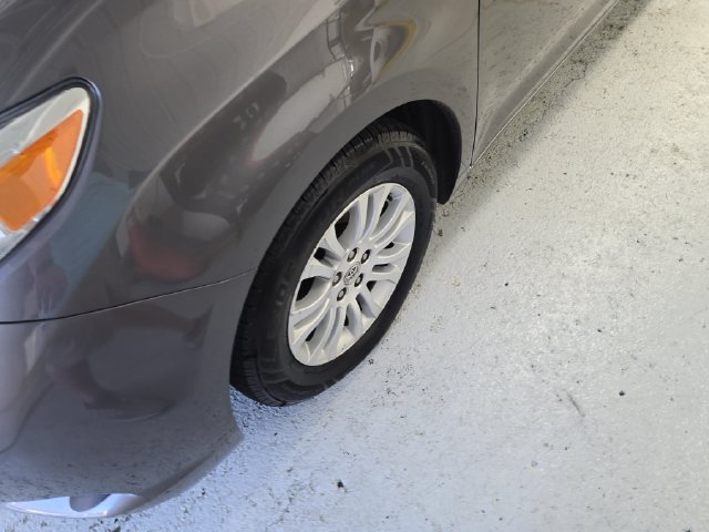 Used 2015 Toyota Sienna XLE Premium FWD image 9