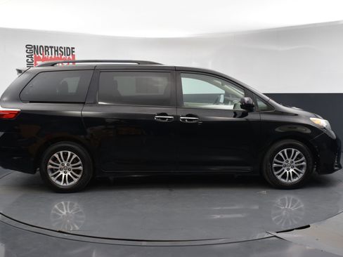 Used 2020 Toyota Sienna XLE image 5