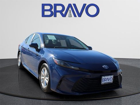 Used 2025 Toyota Camry LE image 3