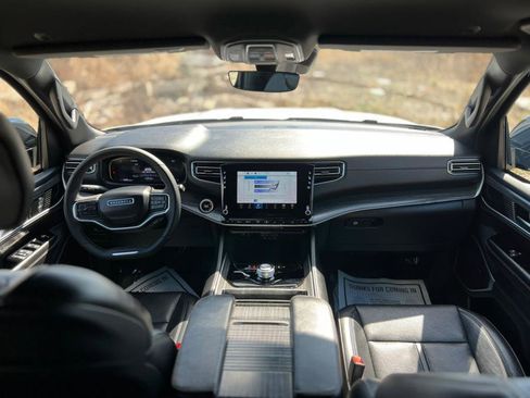 Used 2024 Jeep Wagoneer Series II w/ Flexible Seating Group image 10