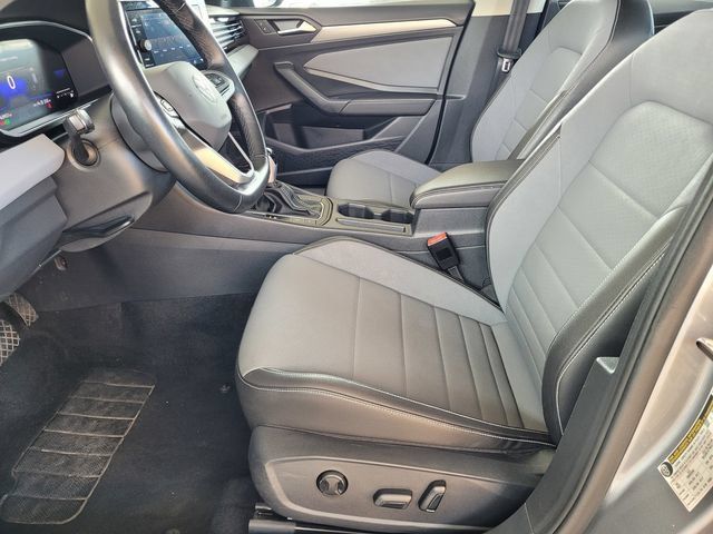 Used 2025 Volkswagen Jetta SE FWD image 17