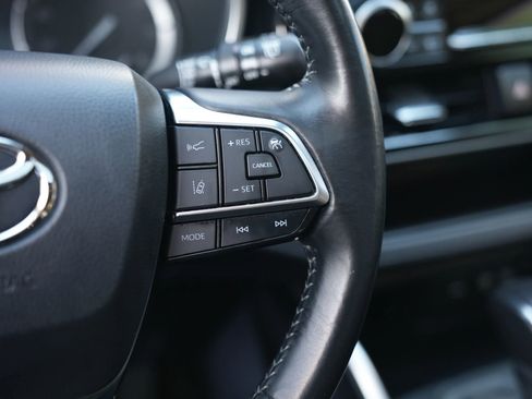 Used 2020 Toyota Highlander XLE image 22