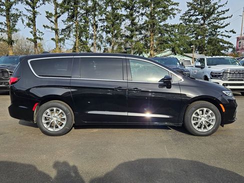 New 2026 Chrysler Pacifica Select AWD/4WD image 8