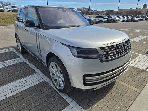 Used 2023 Land Rover Range Rover SE image 3