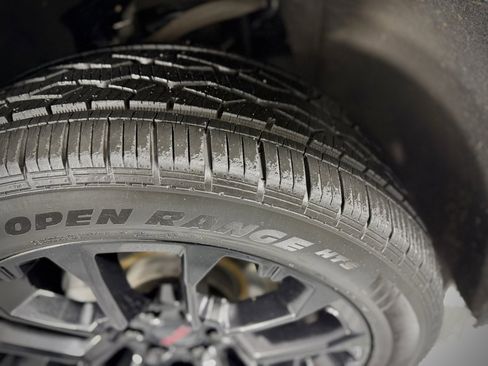 Used 2023 GMC Yukon XL SLT w/ SLT Premium Package image 18