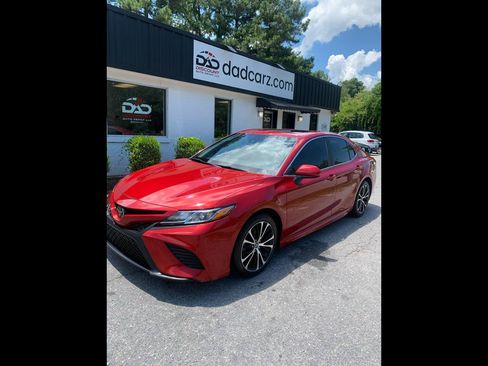 Used 2020 Toyota Camry SE FWD image 1