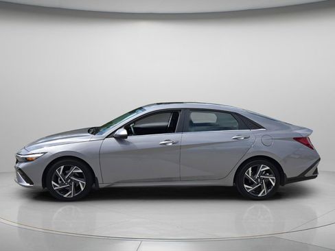 Certified 2025 Hyundai Elantra SEL image 3