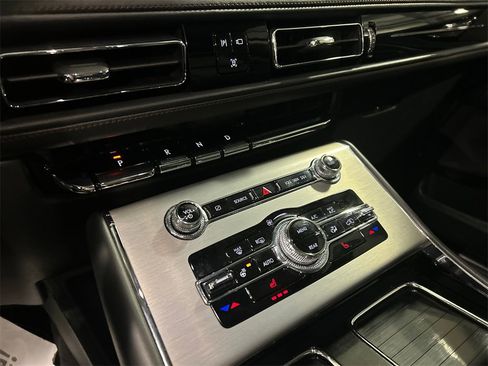 Used 2023 Lincoln Aviator AWD w/ Premium Package image 18