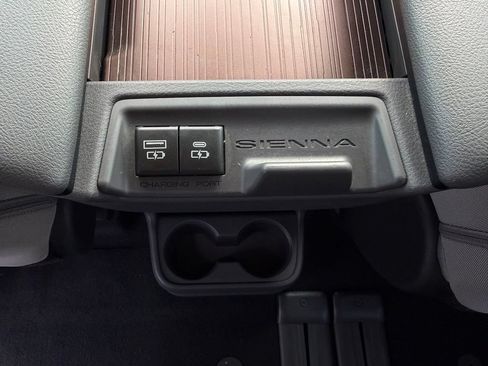 Used 2022 Toyota Sienna LE FWD image 28