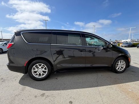 Used 2023 Chrysler Voyager LX image 7