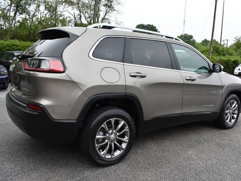 Used 2019 Jeep Cherokee Latitude Plus w/ Comfort/Convenience Group FWD image 3