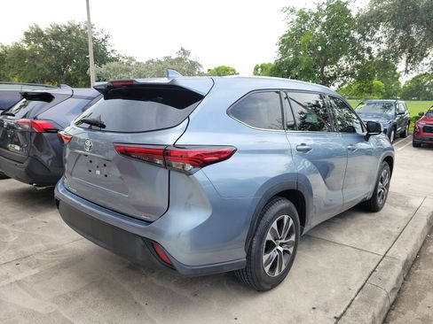 Used 2022 Toyota Highlander XLE FWD image 6