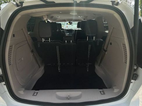 Used 2024 Chrysler Pacifica Limited FWD image 17