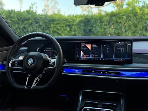 Used 2025 BMW 760i xDrive w/ Premium Package image 32
