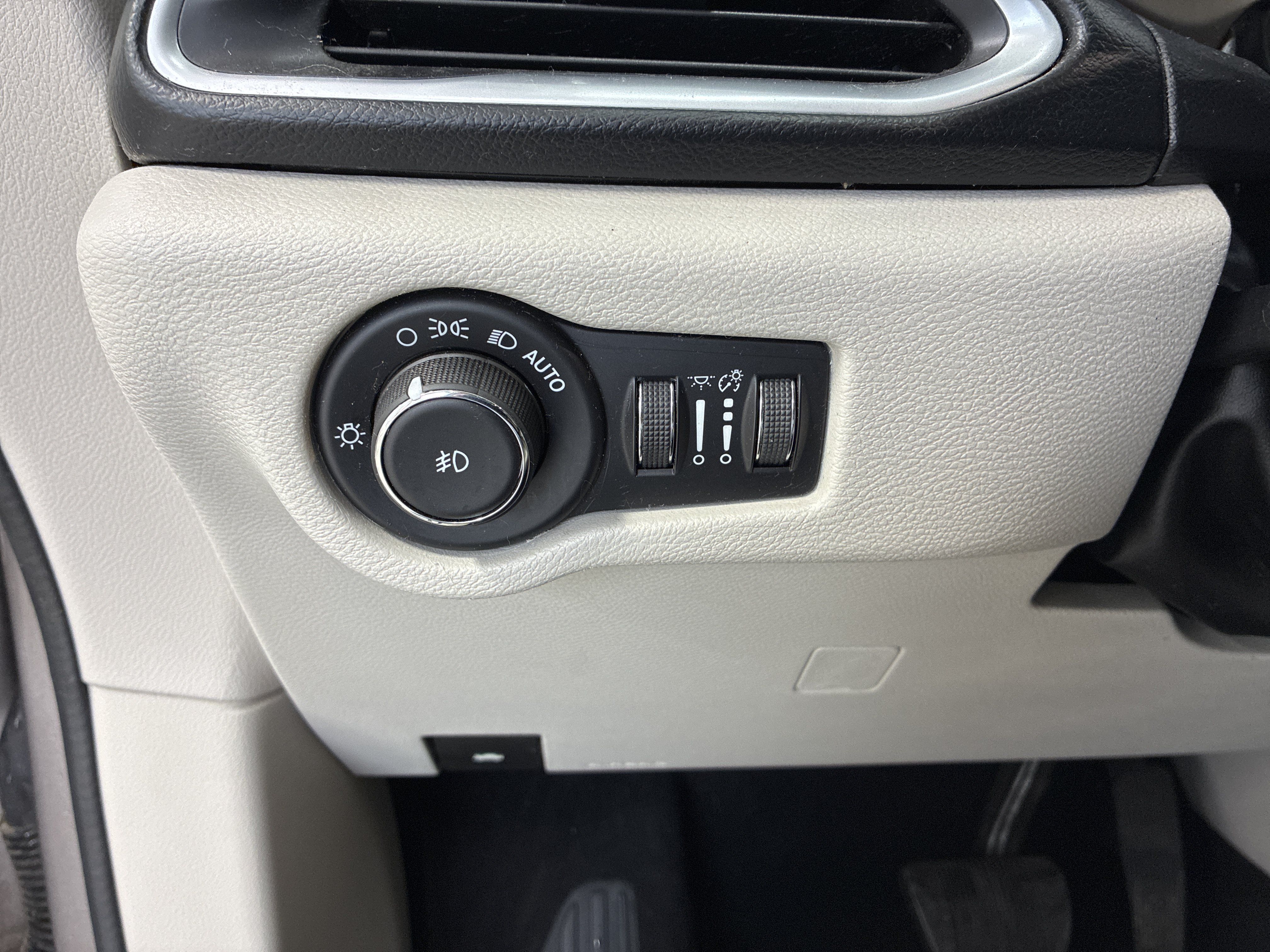 Used 2017 Chrysler Pacifica Touring-L Plus FWD image 24