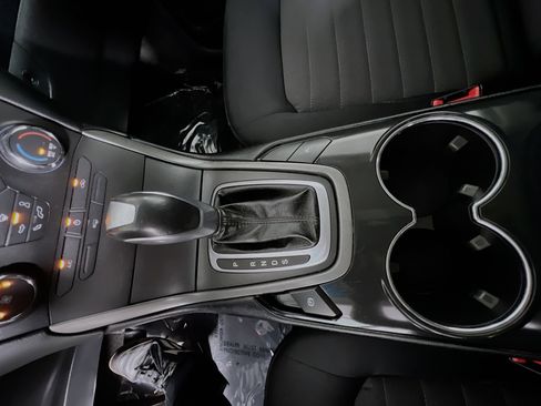 Used 2018 Ford Edge SE image 24