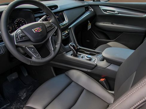 Used 2025 Cadillac XT5 Luxury FWD image 6