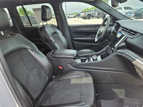 Used 2024 Jeep Grand Cherokee Altitude AWD/4WD image 34