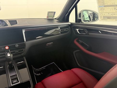 New 2026 Porsche Macan image 23