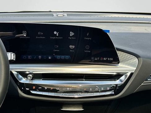 Used 2025 Cadillac Lyriq Luxury image 3