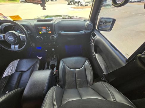 Used 2018 Jeep Wrangler Unlimited Sahara AWD/4WD image 16