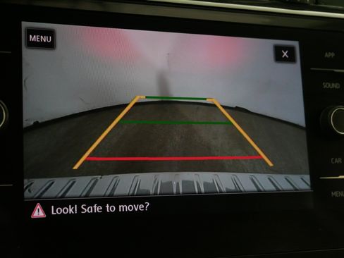 Used 2018 Volkswagen Tiguan SE image 33