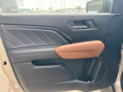Used 2023 GMC Canyon AT4 w/ AT4 Premium Package AWD/4WD image 16
