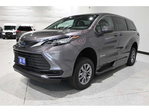 Used 2023 Toyota Sienna LE FWD image 10