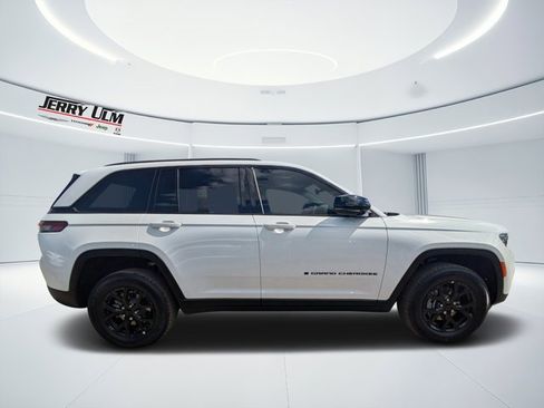 New 2025 Jeep Grand Cherokee Altitude image 2