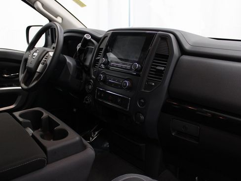 Used 2022 Nissan Titan SV image 27
