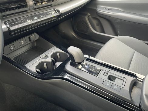 Used 2025 Toyota Prius LE image 40