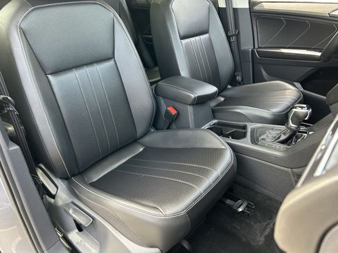 Used 2024 Volkswagen Tiguan SE w/ Panoramic Sunroof Package FWD image 8