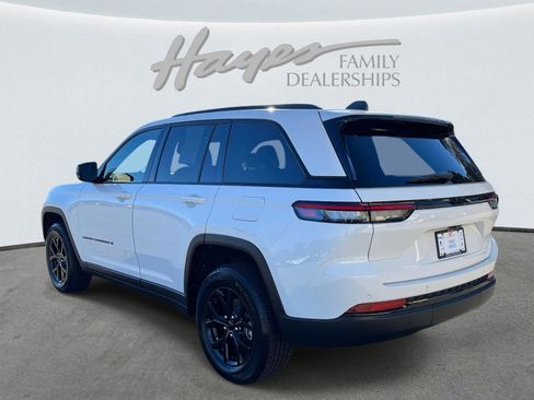 Used 2024 Jeep Grand Cherokee Altitude image 4