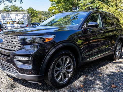 Used 2023 Ford Explorer Limited image 3