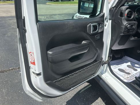 Used 2024 Jeep Gladiator Rubicon w/ Technology Group AWD/4WD image 18