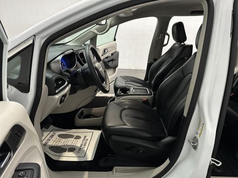 Used 2023 Chrysler Pacifica Touring-L FWD image 15