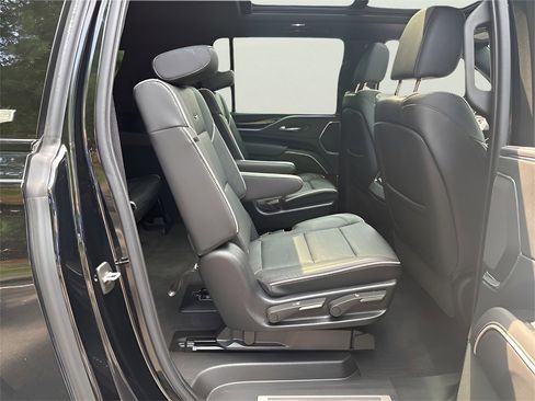 Used 2022 Cadillac Escalade ESV Sport w/ Touring Package image 18